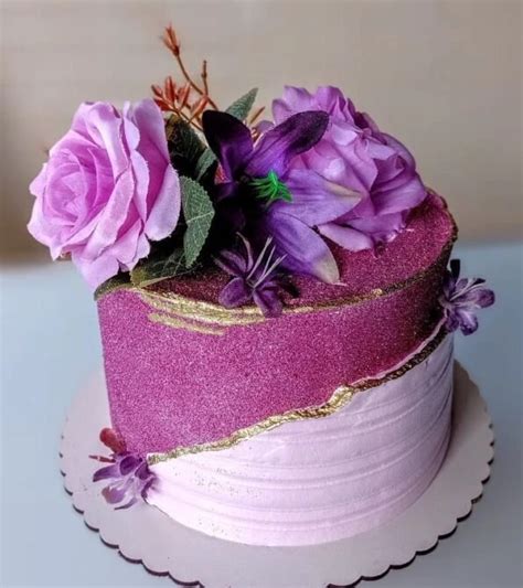 bolo rosa com lilás chantilly  Bolo rosa e azul: Receita simples + 10 ideias de decoração para te inspirar